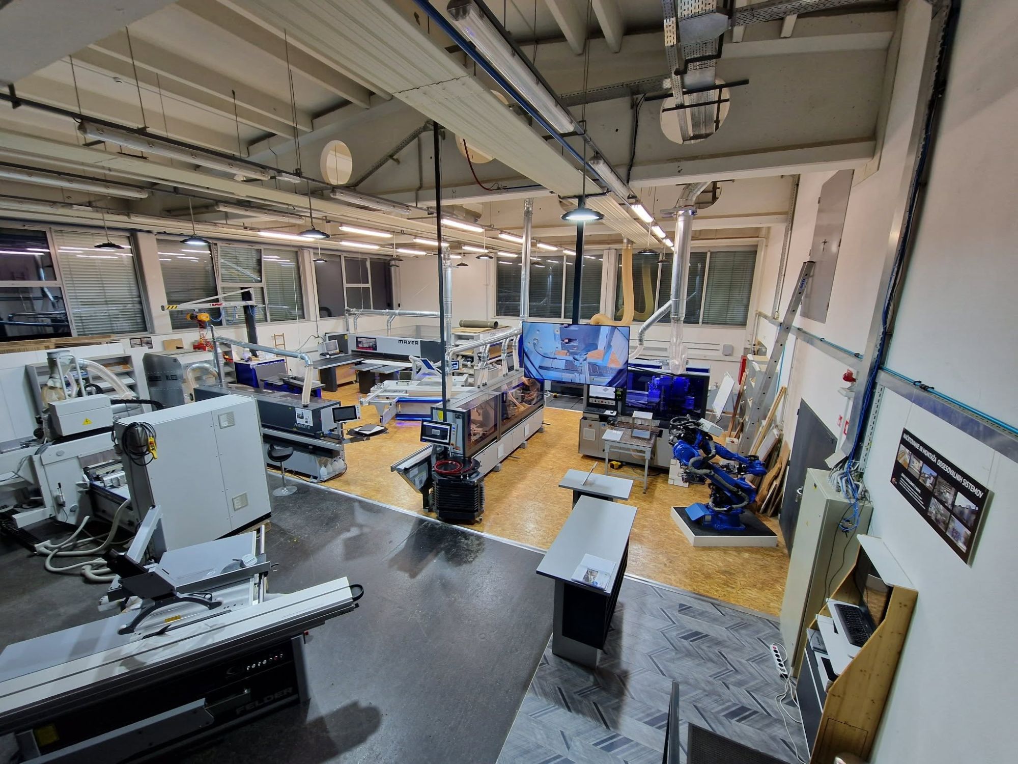 Razstavni prostor Totus v Ljubljani — formatne žage, CNC stroji in robotska avtomatizacija v živo